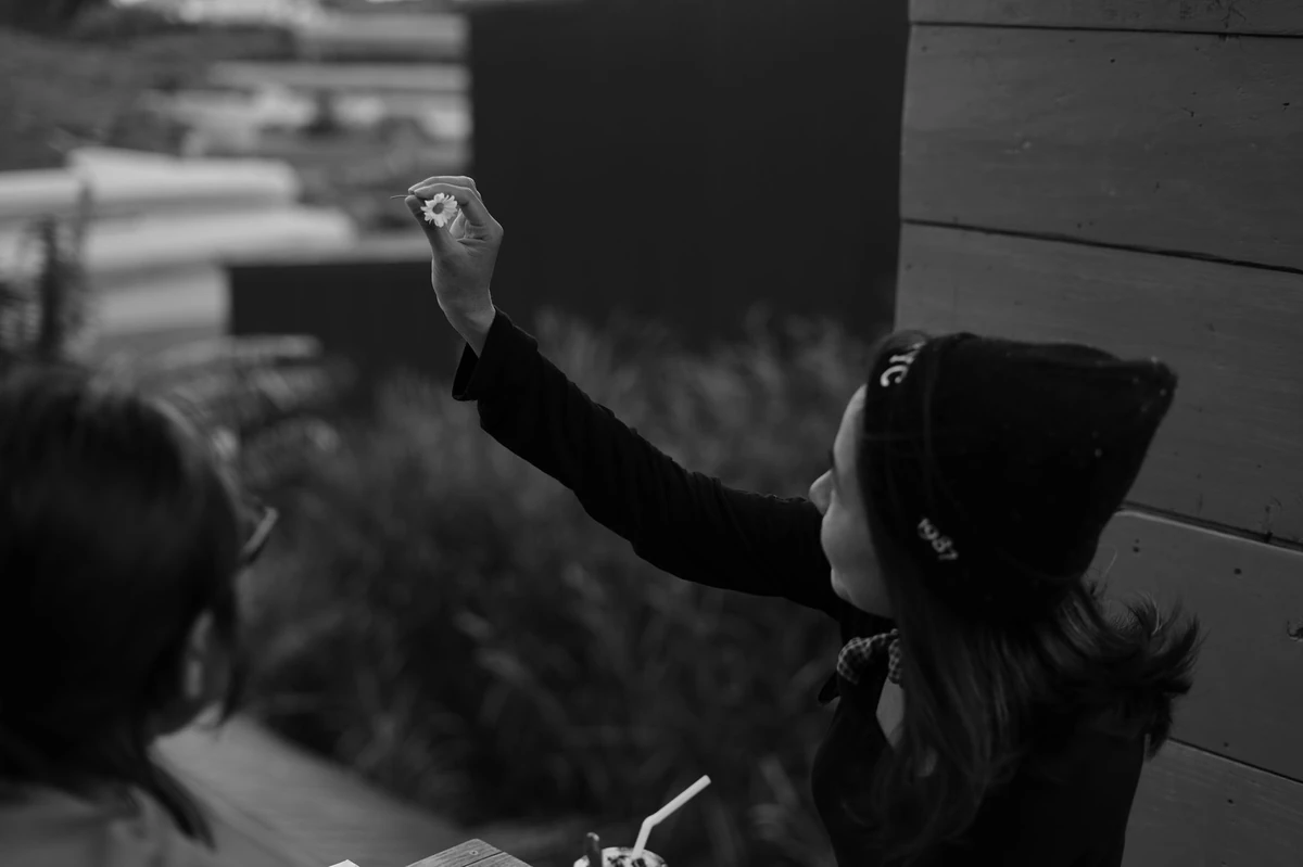 rủ con gái đi chơi thế nào cho ngầu - hinh anh minh hoa hen ho va tan gai